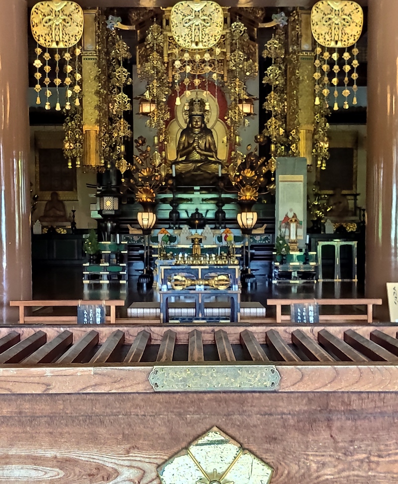 Goldener Dainichi-Nyorai-Altar in einem Shingon-Tempel · zentrale Statue der Shingon-Tradition