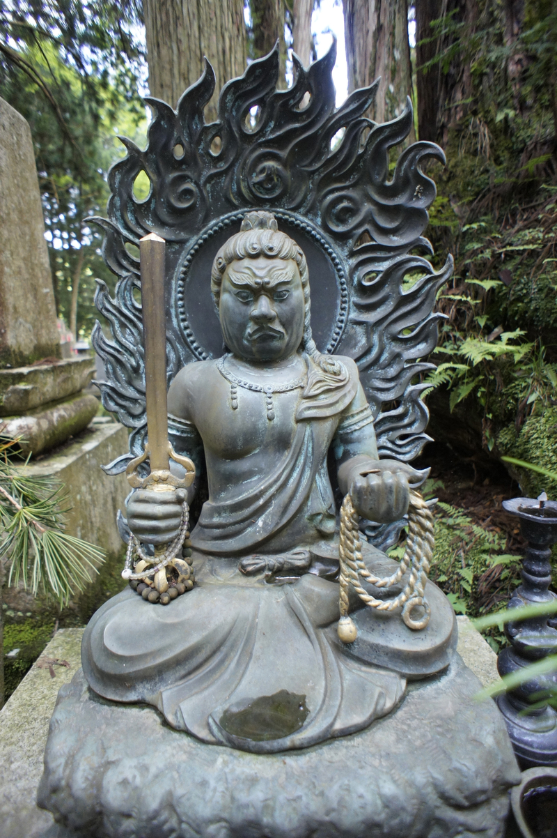 Fudō Myōō · Bronzestatue mit Flammenkranz, Schwert und Schlinge · Tempel auf dem Koyasan
