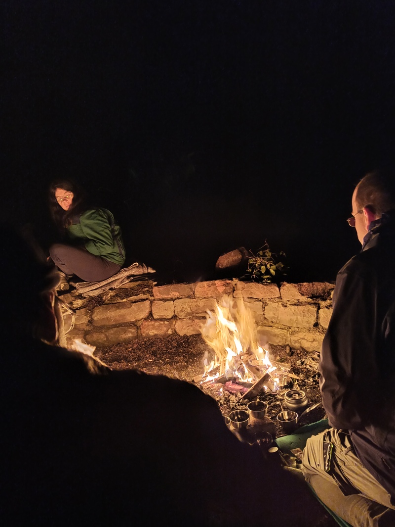 Mark und Eileen beim Goma-Feuerritual nachts · gelebte Shingon-Praxis am offenen Feuer
