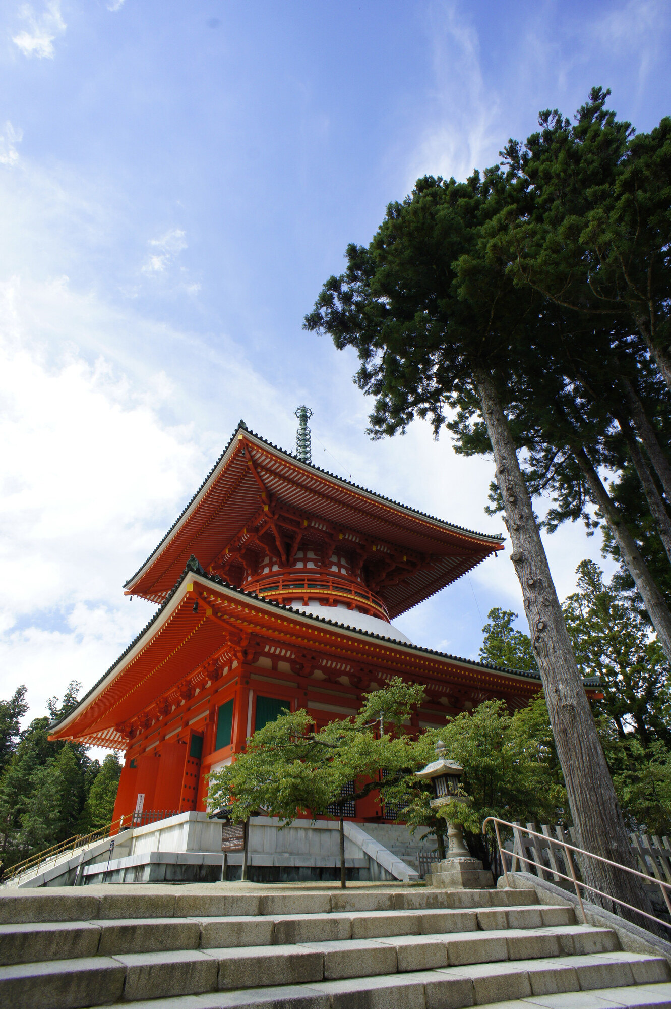 Konpon Daitō auf dem Kōyasan — die große rote Pagode