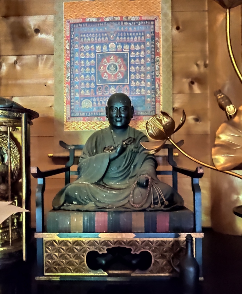Bronze-Statue von Kukai im Ekoin-Tempel auf dem Koyasan · vor einem Mandala mit goldenem Lotus