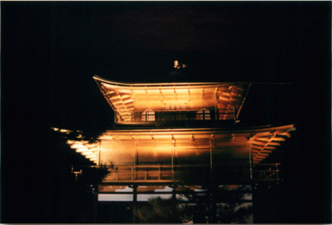 Kinkakuji · Goldener Pavillon in Kyoto bei Nacht · ikonisches Symbol Kyotos
