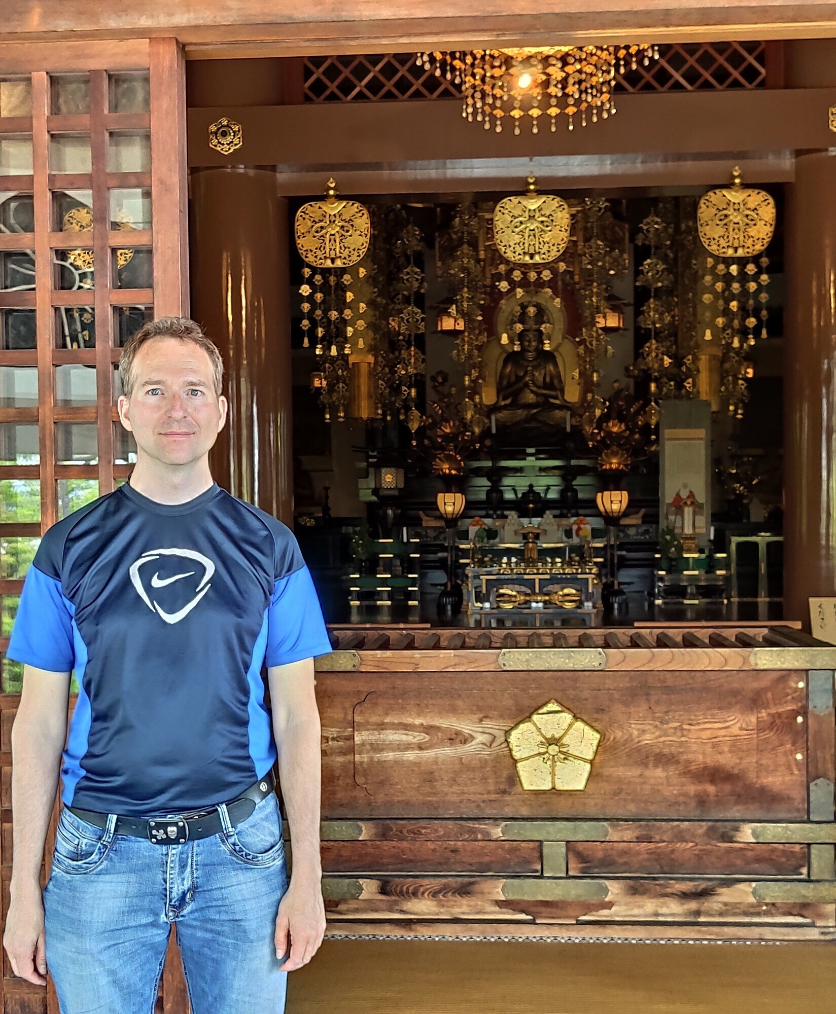 Mark Hosak vor dem Dainichi-Altar · Energiearbeit am Altar