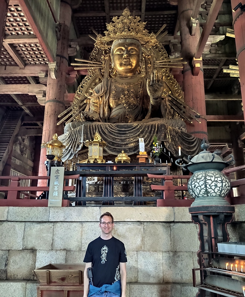 Mark Hosak vor der goldenen Kokūzō-Bosatsu-Statue im Todaiji-Tempel in Nara