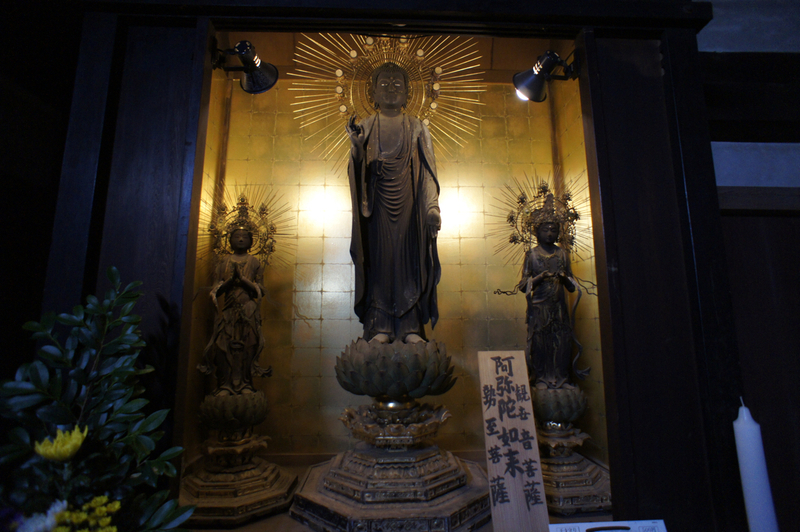 Amida-Trias im Saimyoji-Tempel · Amida Nyorai mit Kannon Bosatsu und Seishi Bosatsu im goldenen Schrein mit Mandorla