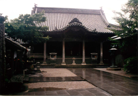 Shikoku-Pilgertempel mit grauem Tempeldach · einer der 88 Tempel des Pilgerwegs