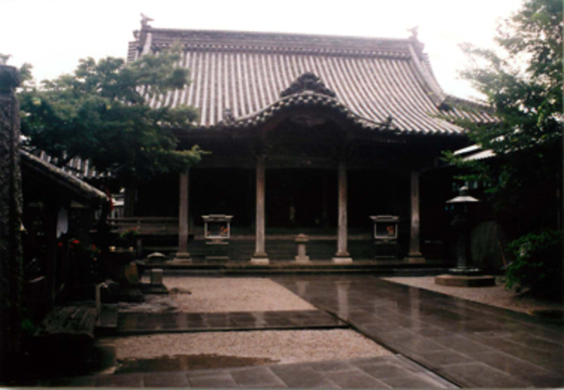 Pilgertempel auf Shikoku mit grauem Tempeldach · einer der 88 Stationen