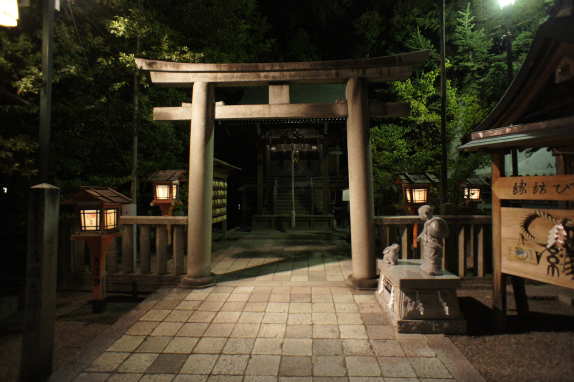 Yasaka-Jinja in Kyoto bei Nacht · Torii und Laternen · die japanische Tradition