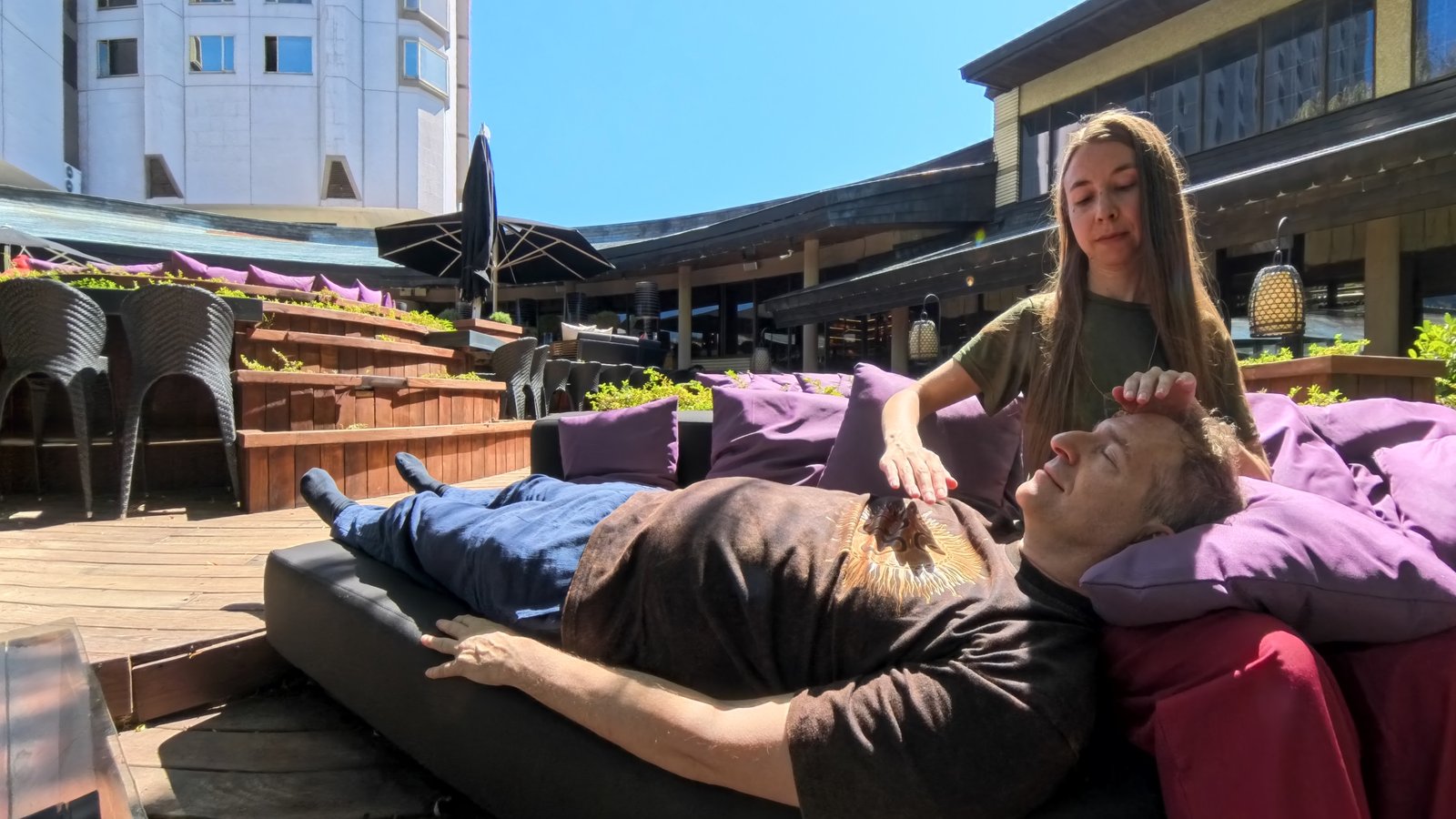 Eileen Wiesmann behandelt Mark Hosak im Liegen · Reiki am Oberkörper