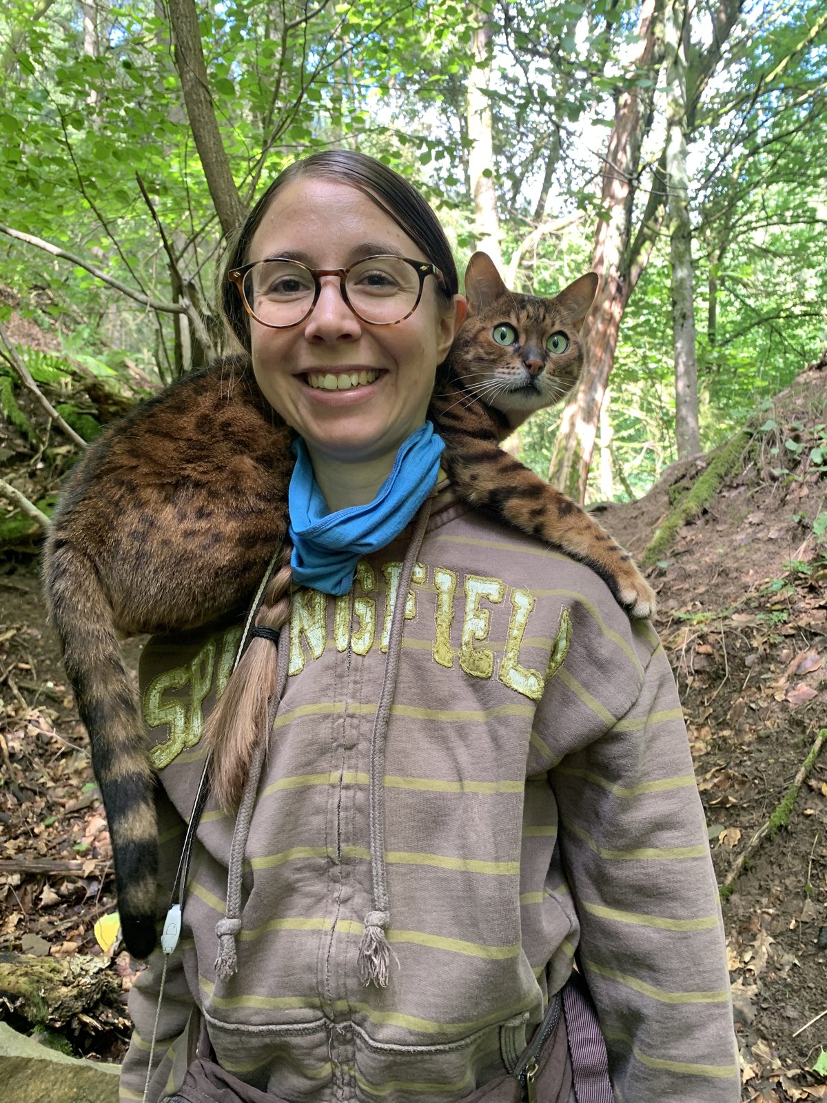 Eileen Wiesmann mit Reiki-Kater Finlay im Wald · gelebte Tier-Verbindung in der Shingon-Reiki-Praxis