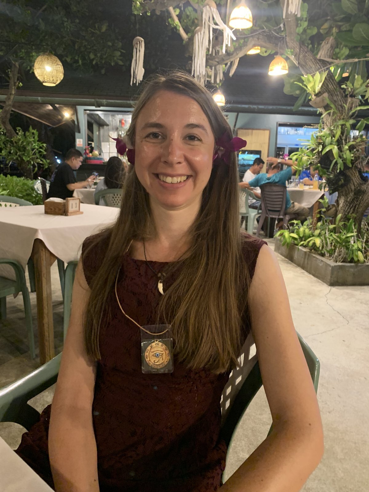 Eileen Wiesmann · mit Blumen im Haar in tropischer Umgebung