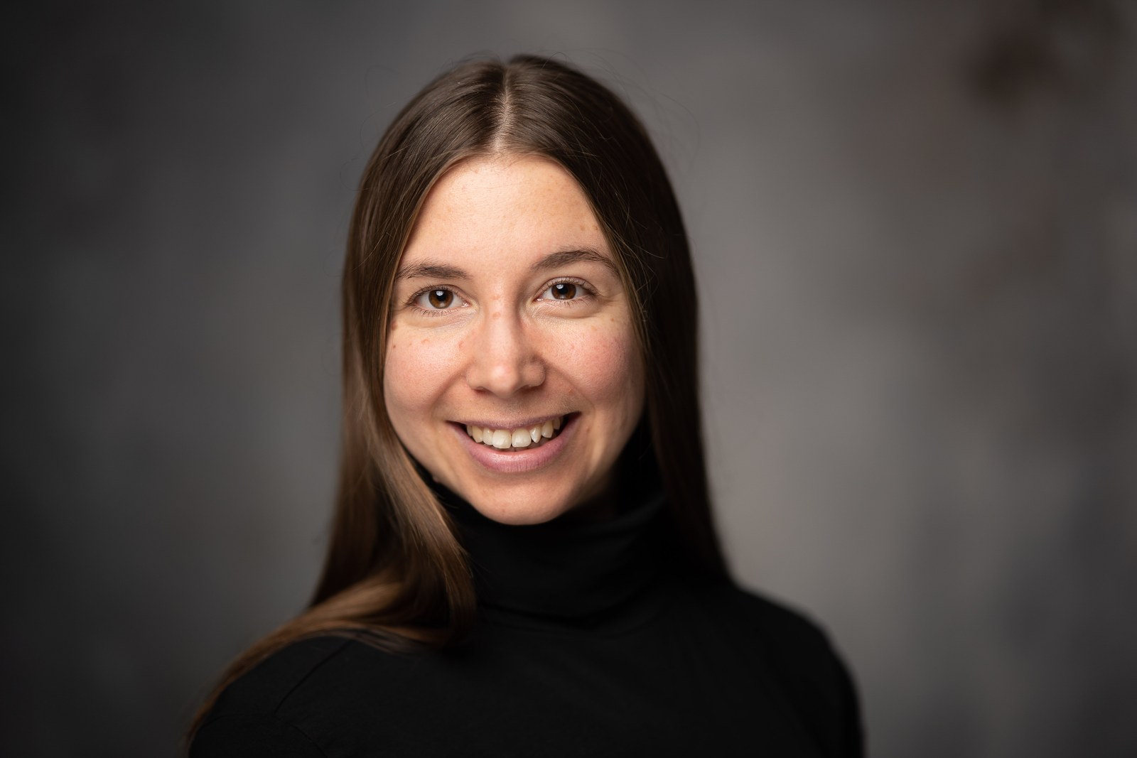 Eileen Wiesmann · Studio-Portrait · der ruhige Blick nach innen