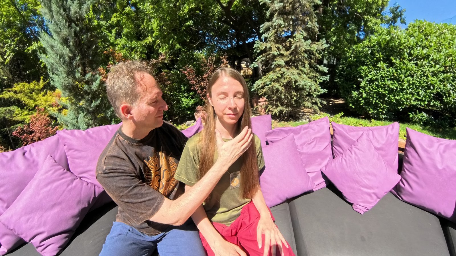 Dr. Mark Hosak behandelt Eileen Wiesmann sitzend · Reiki-Praxis