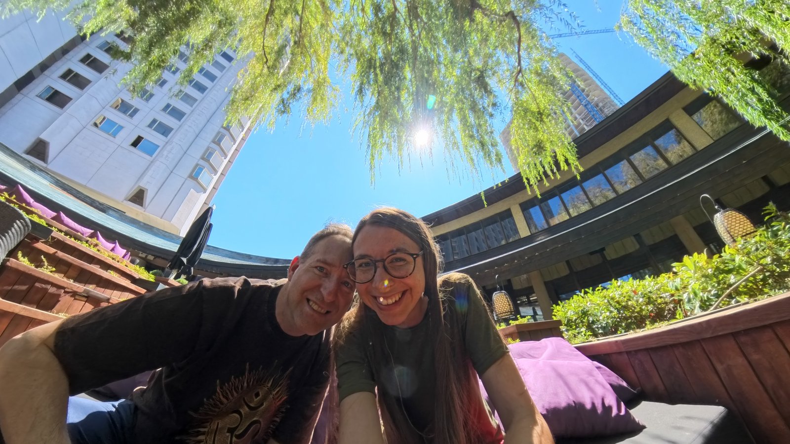 Mark Hosak und Eileen Wiesmann lachend im Garten