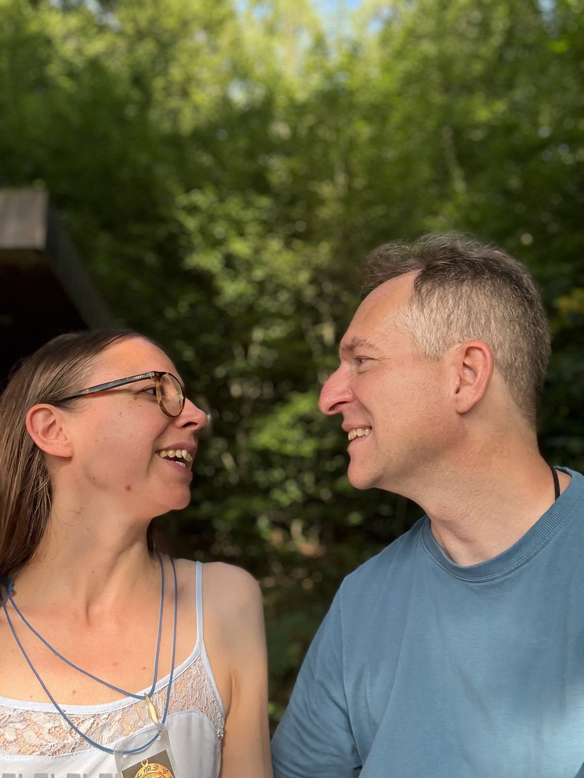Mark Hosak und Eileen Wiesmann lachend im Wald