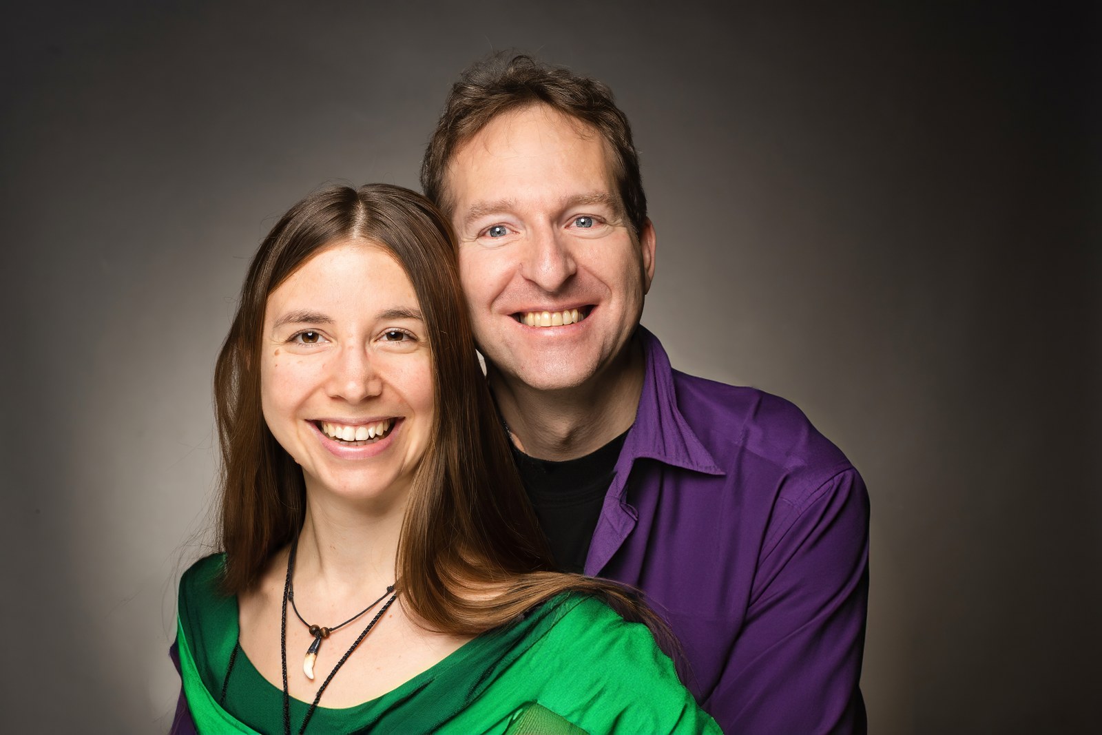 Mark Hosak und Eileen Wiesmann · Paar-Portrait grün-violett