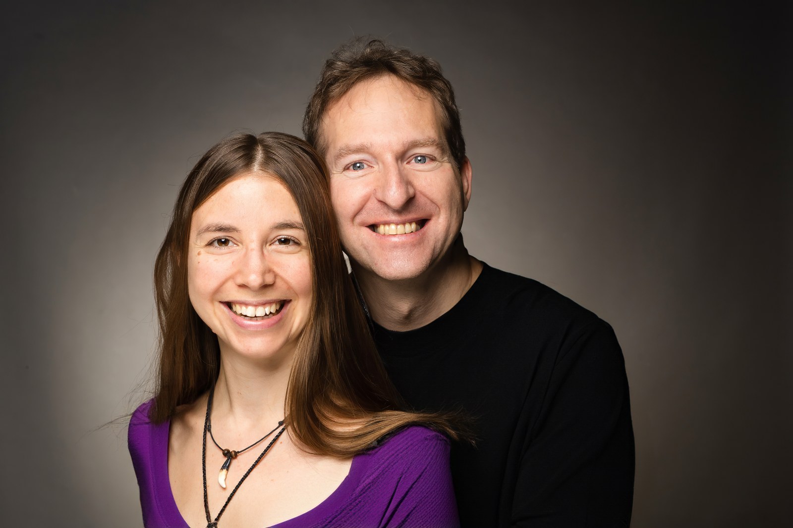 Mark Hosak und Eileen Wiesmann · lachendes Studio-Portrait