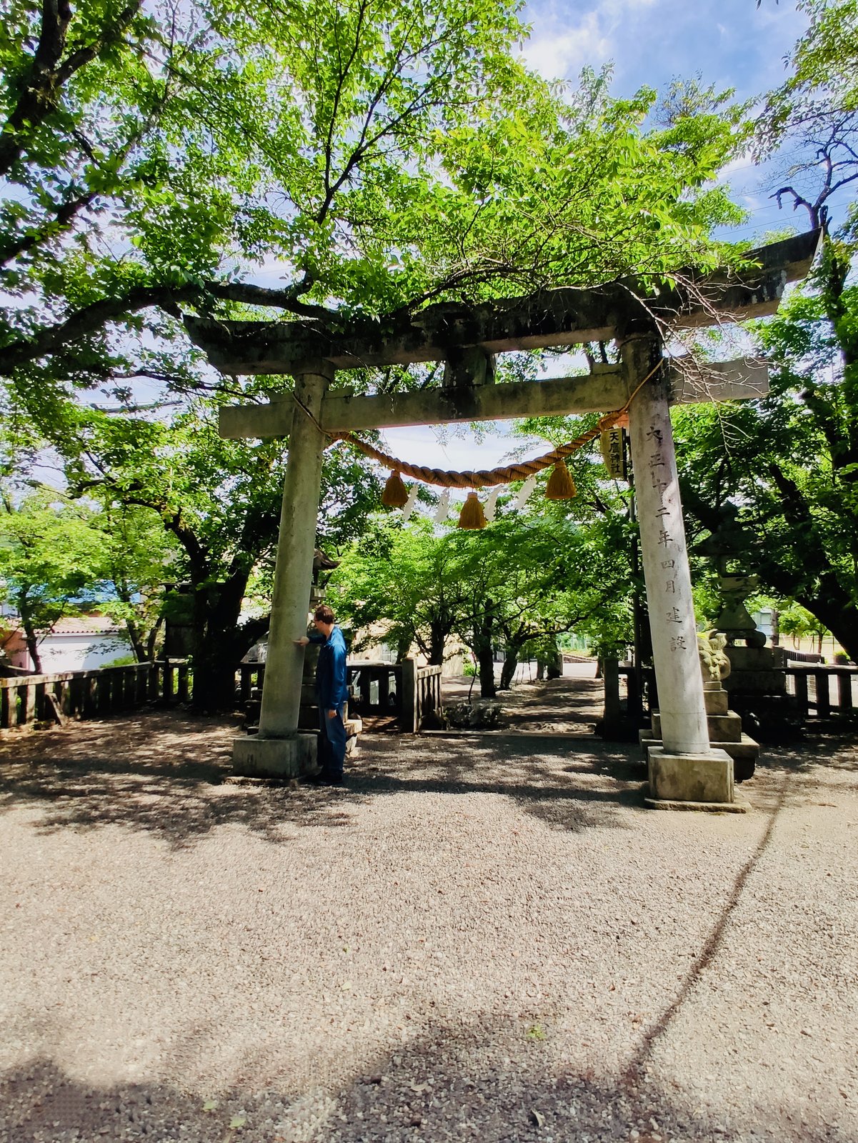 Dr. Mark Hosak am steinernen Torii · stille Schwelle des Kriegerwegs