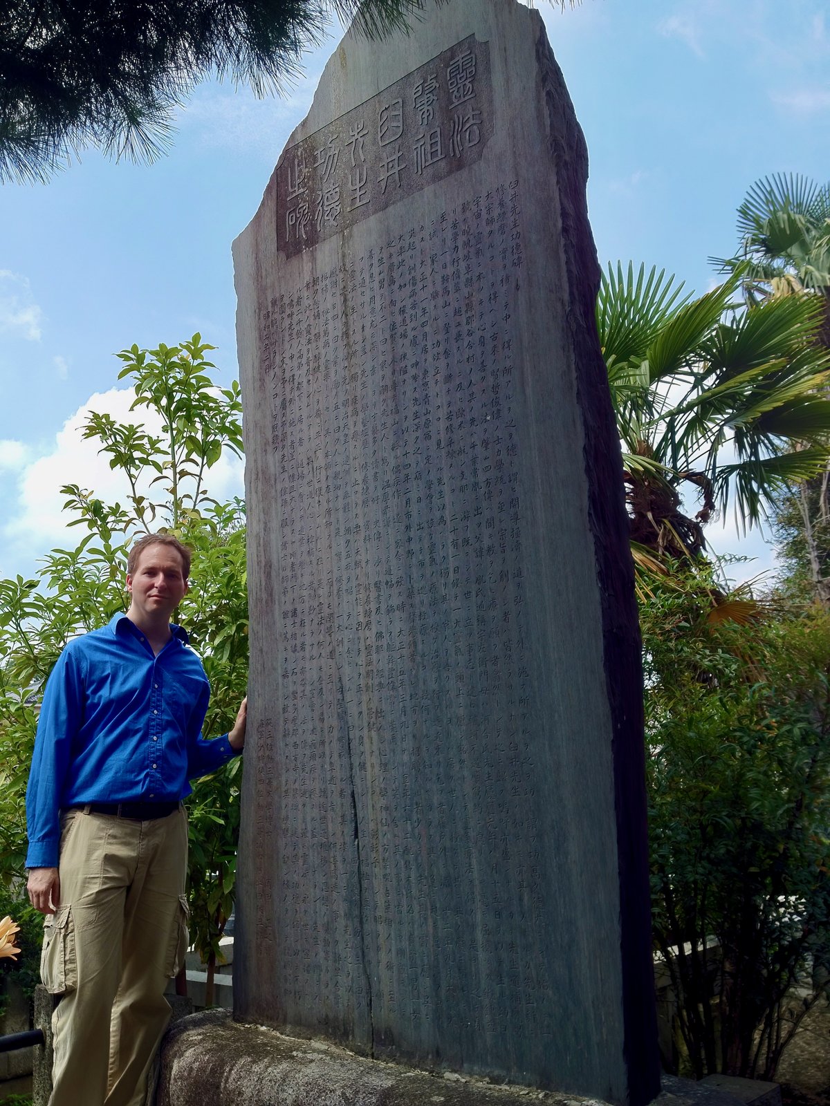 Dr. Mark Hosak am Usui-Gedenkstein, Saihōji-Tempel Tokio