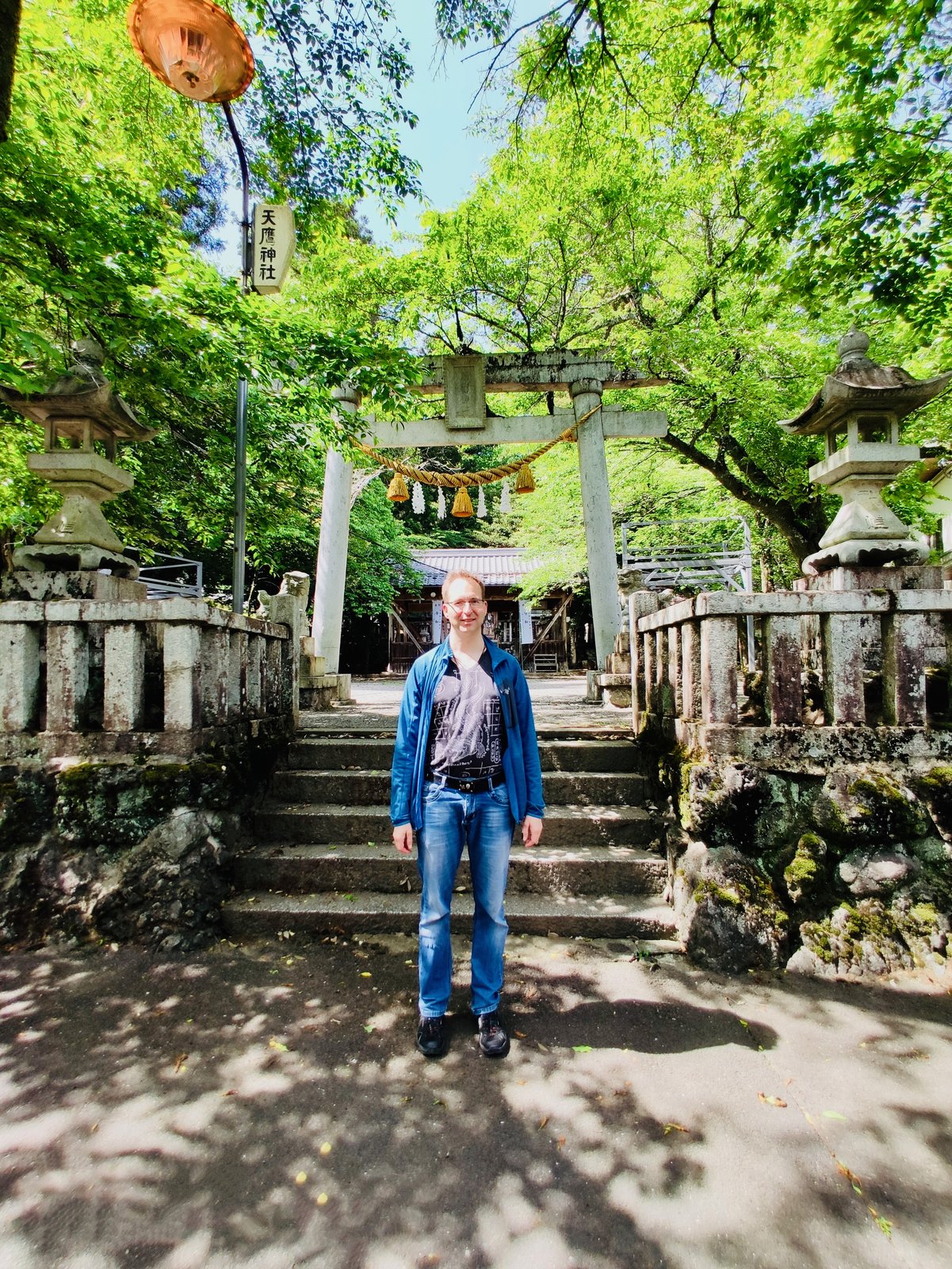 Dr. Mark Hosak am Usui-Torii in Amataka-Jinja · Krieger-Weg an heiliger Schwelle