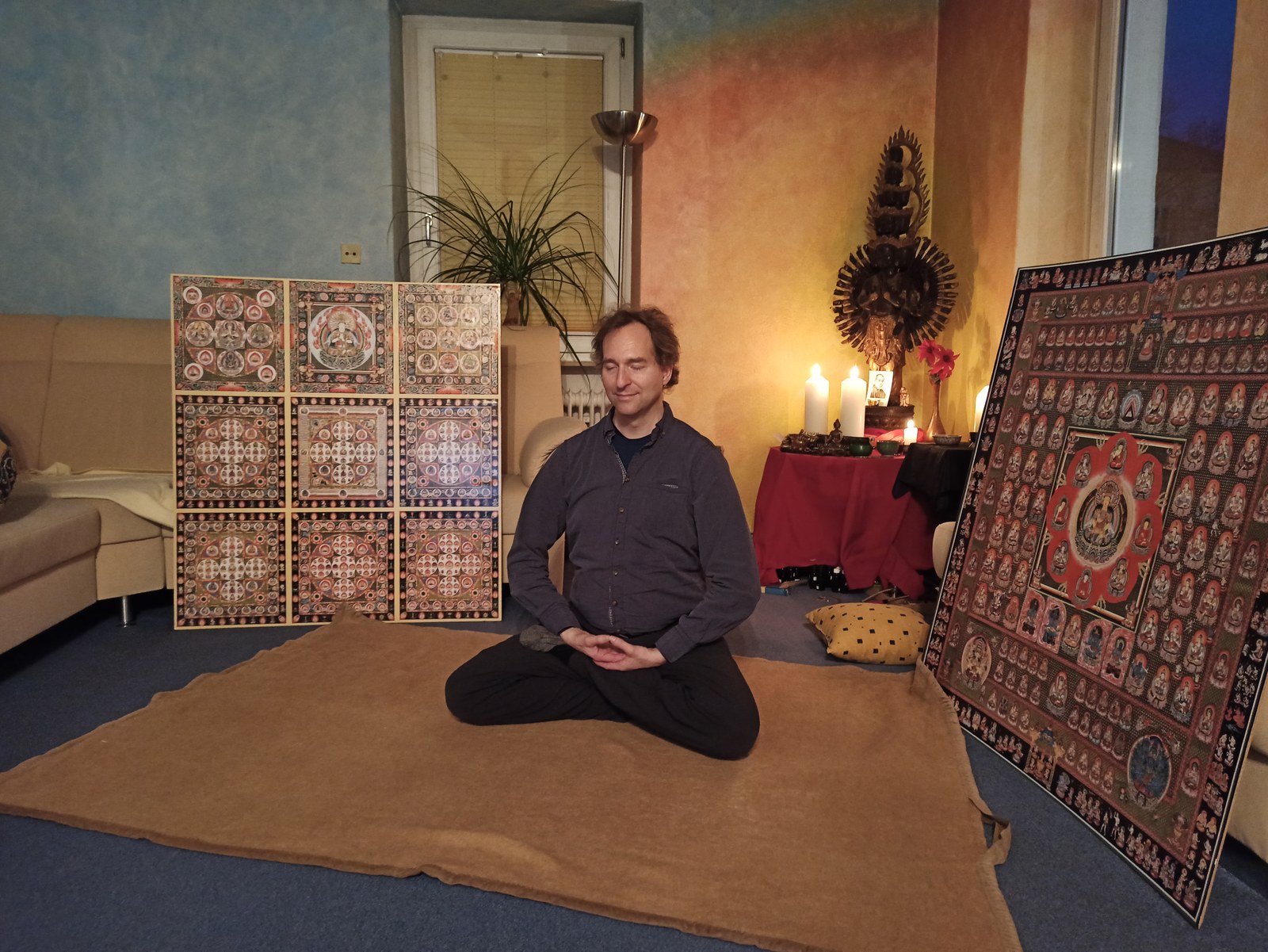 Dr. Mark Hosak in der Meditationspraxis vor einem Thangka
