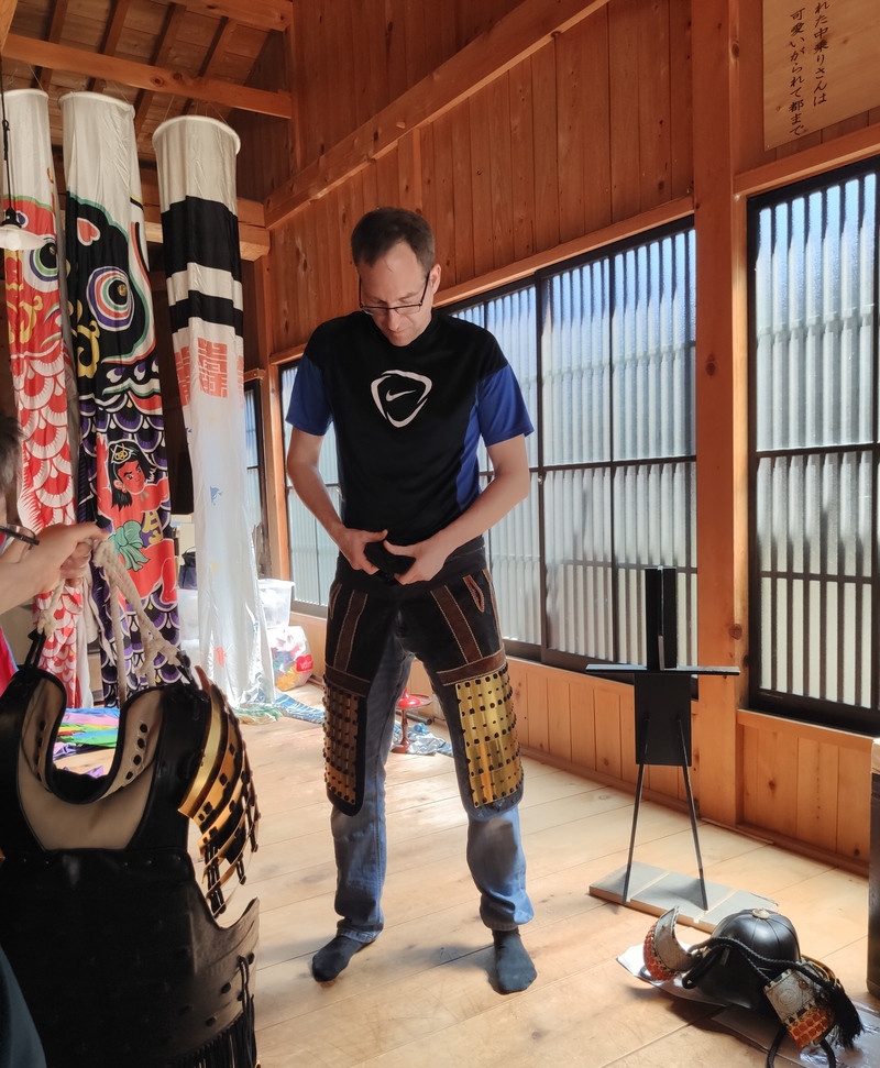 Mark Hosak in Samurai-Rüstung · die Verbindung zu den Krieger-Traditionen