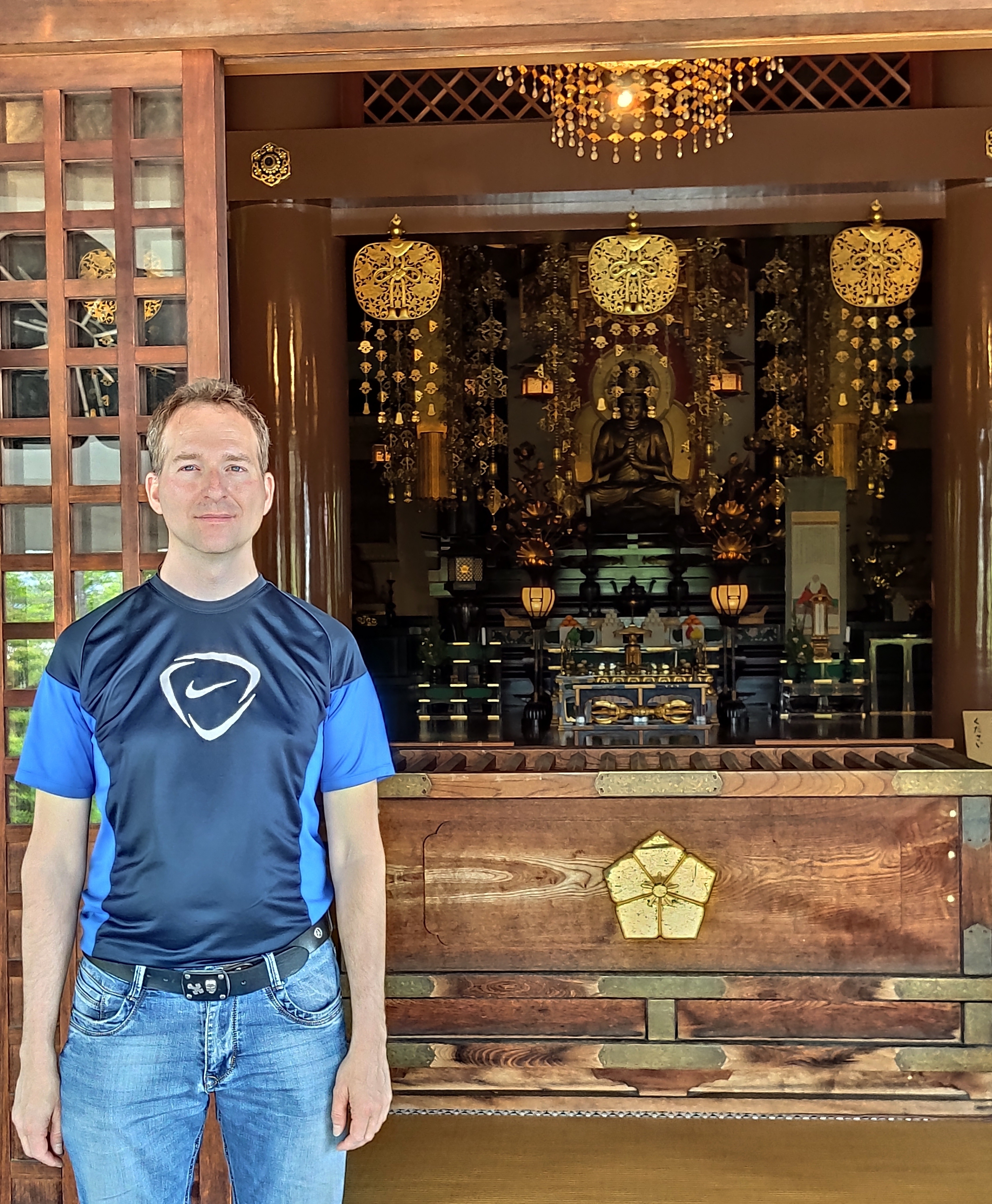 Mark Hosak vor dem Butsudan · Praxis am Shingon-Altar in Japan