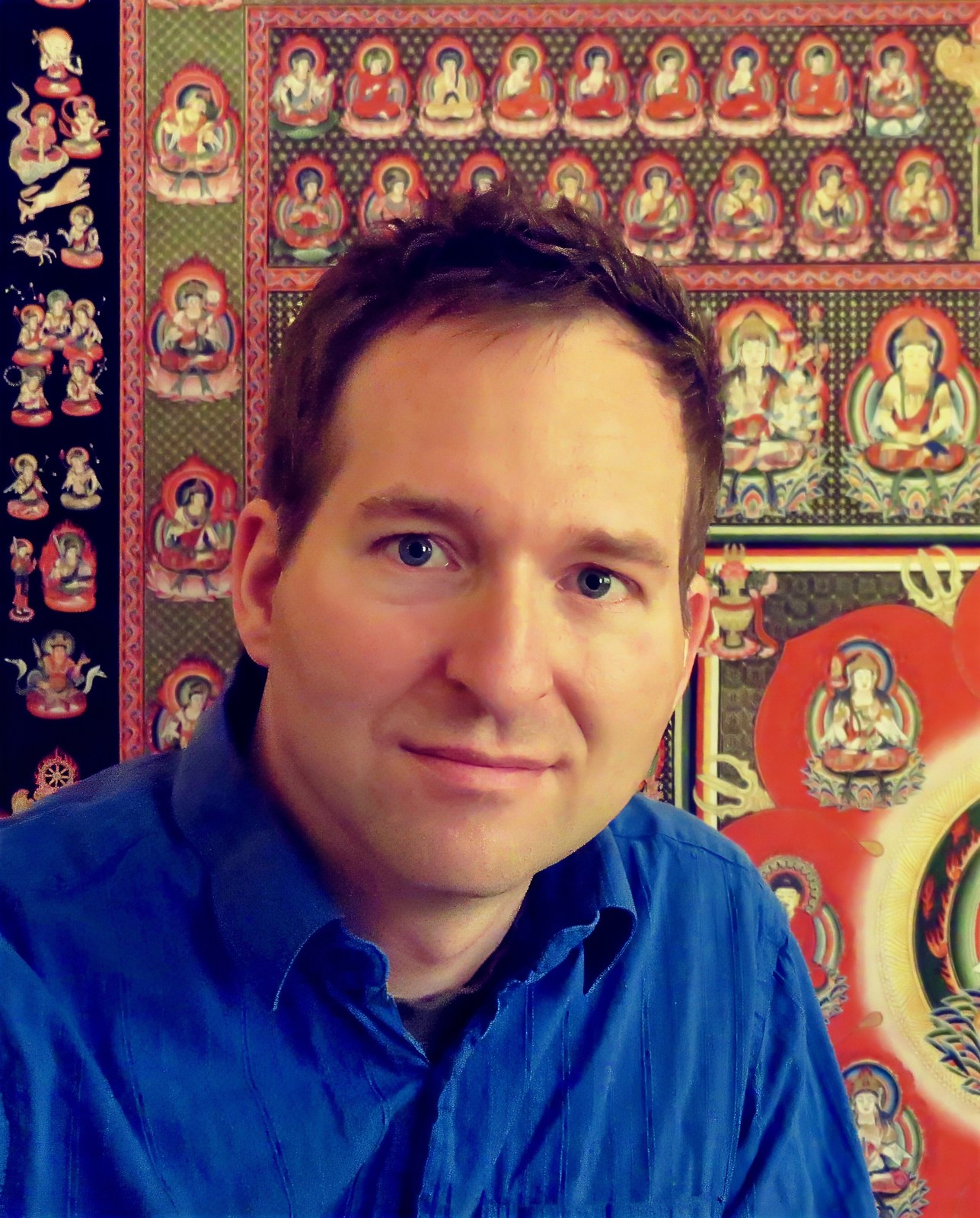 Dr. Mark Hosak vor Mandala-Thangka · meditative Übertragung