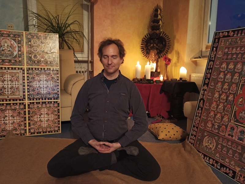 Mark Hosak in Meditation mit Gassho-Mudra und geschlossenen Augen