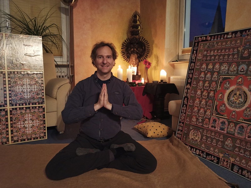 Mark Hosak im Lotussitz mit Gassho-Mudra · Meditationshaltung im Praxisraum