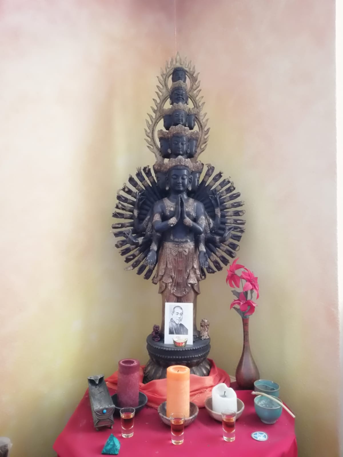 Marks Senju-Kannon-Altar · tausendarmige Kannon-Statue mit Mikao-Usui-Foto, Kerzen und Räucher-Schalen
