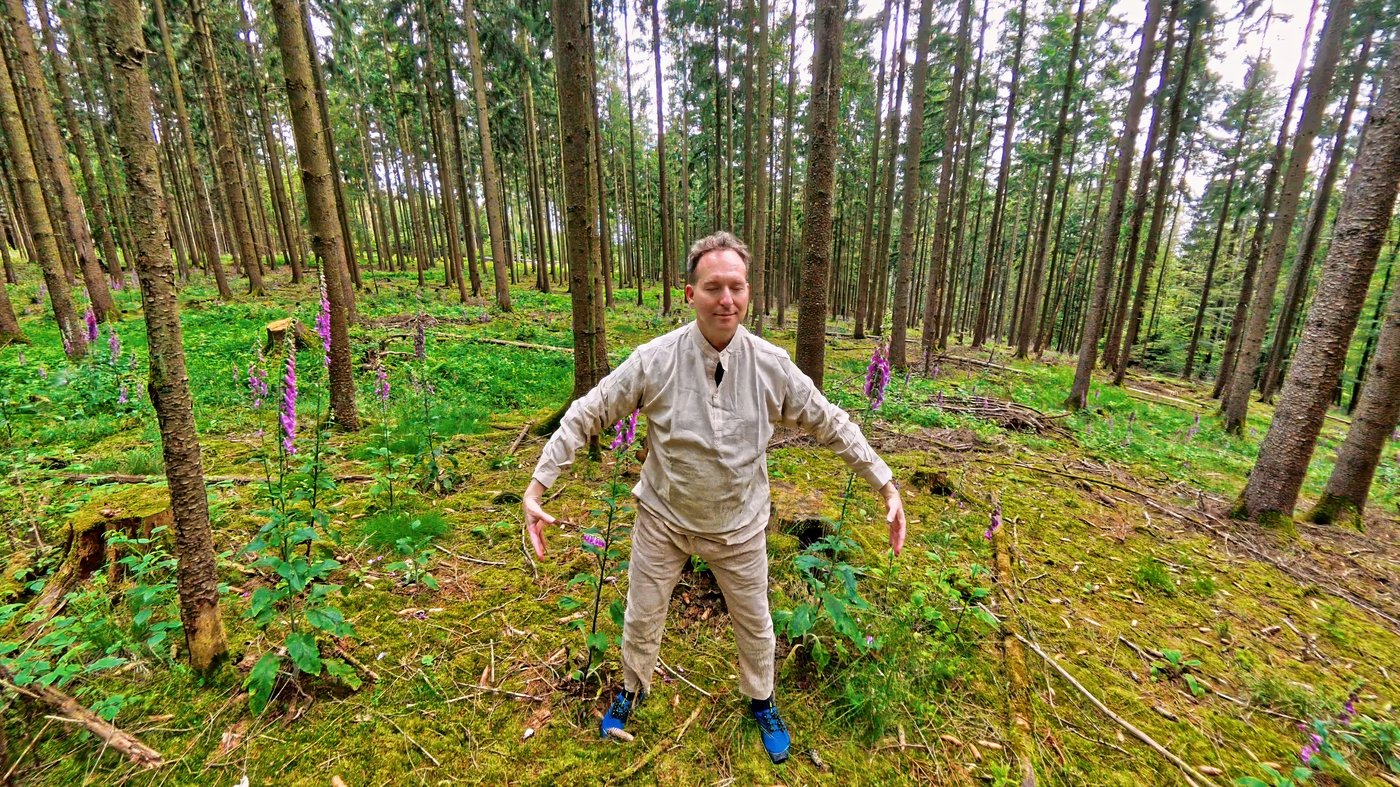 Dr. Mark Hosak in Qigong-Bewegung im Wald