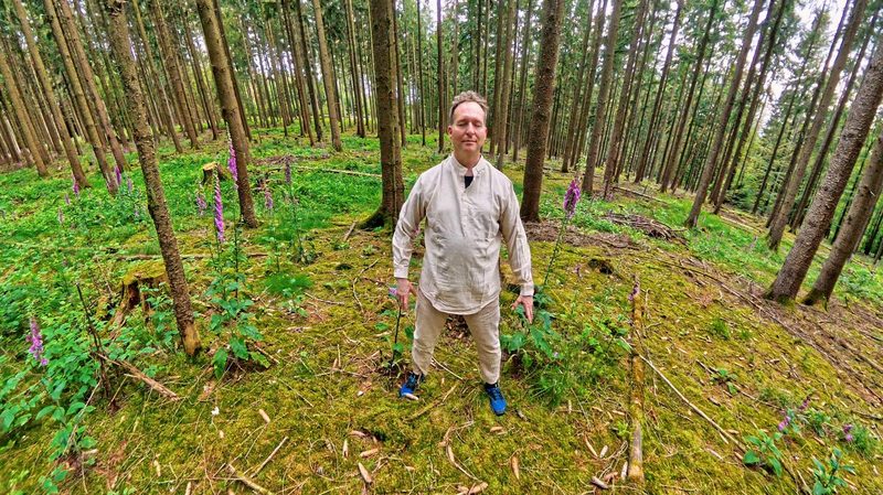 Mark Hosak in Stehmeditation im Wald · Knie leicht gebeugt, geerdet