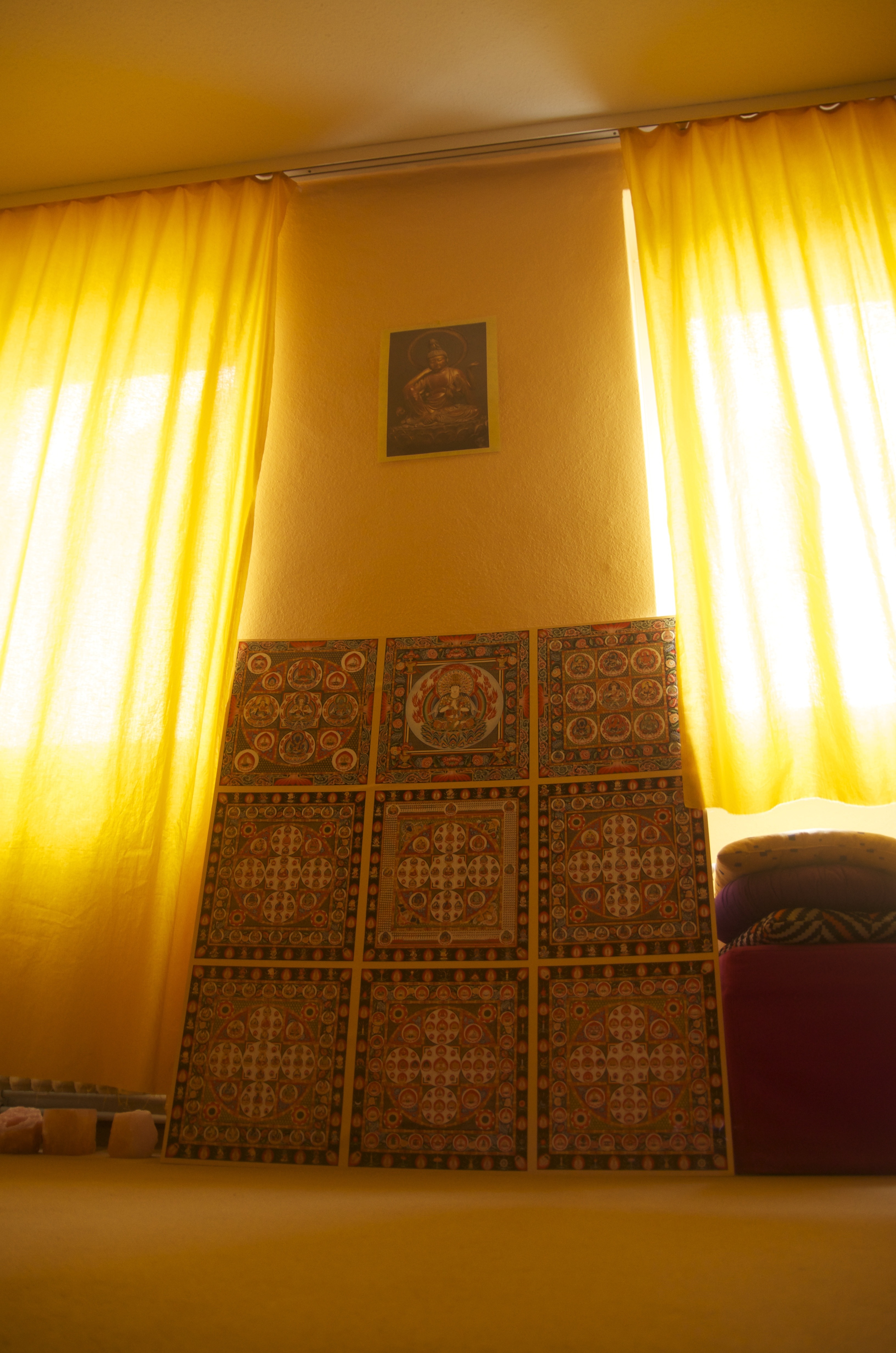 Einweihungsraum mit Mandala-Vorhängen im Shingon Reiki Institut