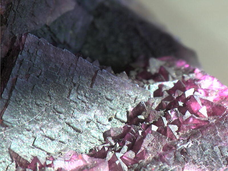 Fluorit-Kristall in violetten und petrolfarbenen Strukturen · Stein der Transformation