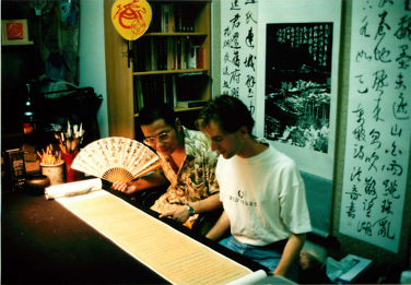 Mark Hosak studiert eine Schriftrolle gemeinsam mit seinem japanischen Kalligraphie-Meister