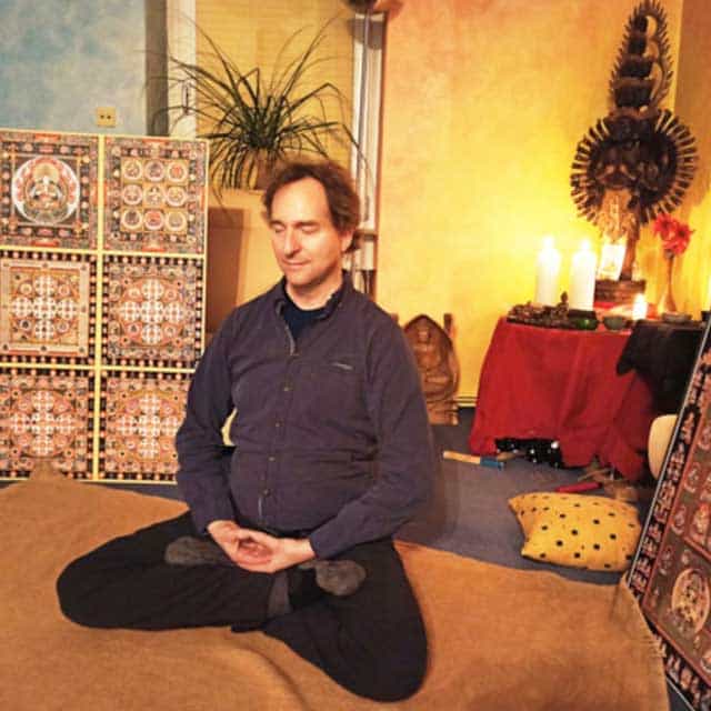 Buddhistische Geistheilung und Meditation - vollständiger Lotussitz